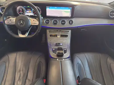 Mercedes-Benz CLS 450 4Matic AMG Line — Coupé élégant, hybride mild, tout-terrain — vista posteriore