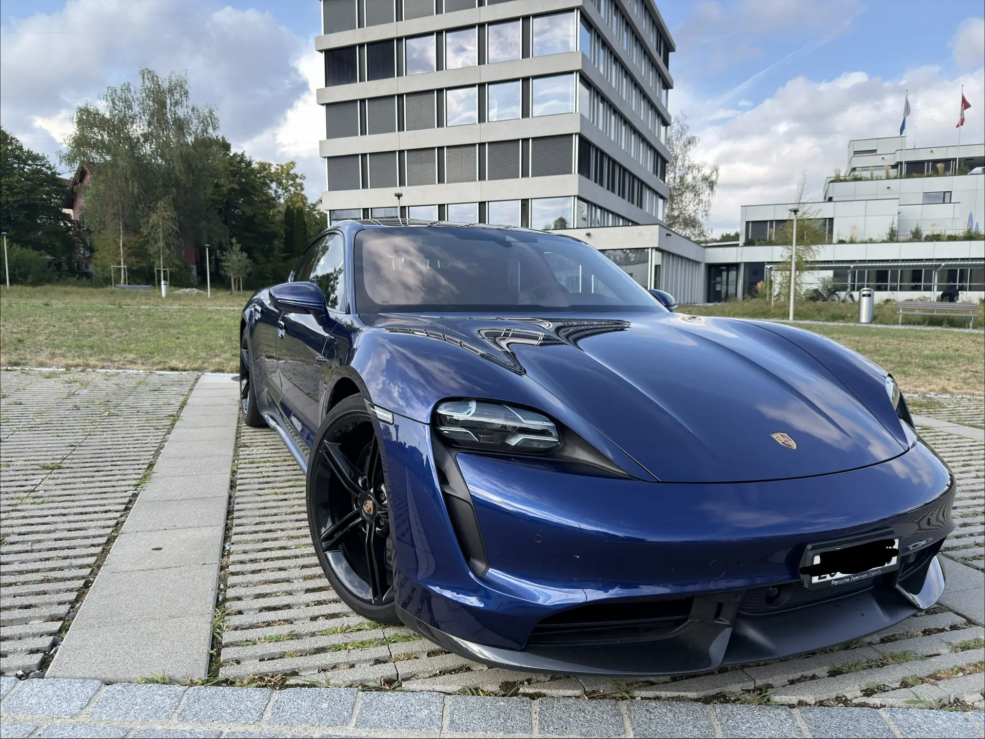 Porsche Taycan Turbo S — Berline électrique haute performance, 32'000 km seulement — vue extérieure
