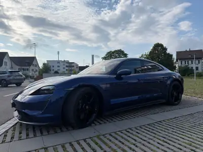 Porsche Taycan Turbo S — Berline électrique haute performance, 32'000 km seulement — côté