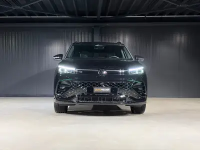 VW Tiguan 2.0 TSI R-Line 4Motion — SUV Allemand Premium, Cuir Intégral & Toit Panoramique — rear view