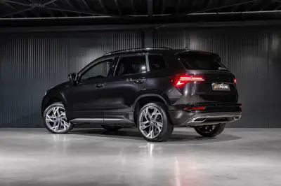 Skoda Karoq 1.5 TSI SportLine DSG — SUV compact dynamique, quasi neuf avec garantie constructeur — Seitenansicht