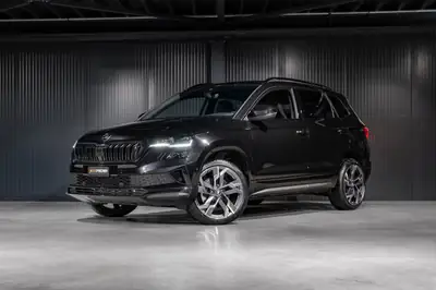 Skoda Karoq 1.5 TSI SportLine DSG — SUV compact dynamique, quasi neuf avec garantie constructeur — Außenansicht