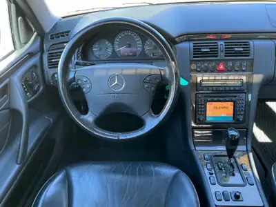 Mercedes-Benz E 320 V6 4Matic — Berline prestige allemande, seulement 91'500 km — côté