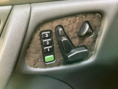 Mercedes-Benz E 320 V6 4Matic — Berline prestige allemande, seulement 91'500 km — détail