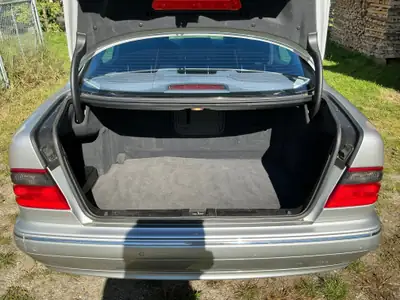 Mercedes-Benz E 320 V6 4Matic — Berline prestige allemande, seulement 91'500 km — Miniature 12