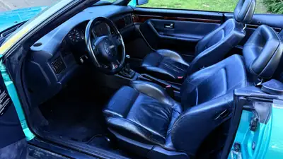 Audi Cabriolet 2.8 E — Roadster élégant des années 90, moteur V6 performant — Miniature 8