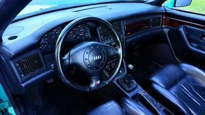 Audi Cabriolet 2.8 E — Roadster élégant des années 90, moteur V6 performant — Miniature 9