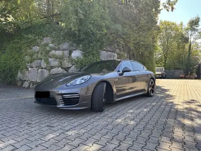 Porsche Panamera GTS — Berline sportive 440 ch, transmission intégrale et faible kilométrage — Heckansicht