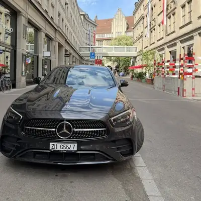 Mercedes-Benz E 220 d AMG Line 4Matic — Berline premium avec transmission intégrale et motorisation hybride légère — Außenansicht