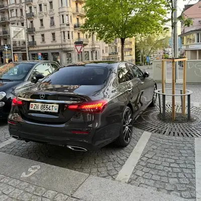 Mercedes-Benz E 220 d AMG Line 4Matic — Berline premium avec transmission intégrale et motorisation hybride légère — Seitenansicht