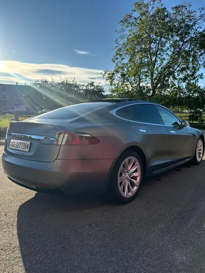 Tesla Model S 75 — Berline électrique haute performance, 92% SOH, révisée MFK — vista esterna