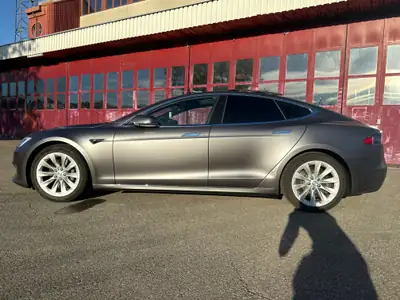 Tesla Model S 75 — Berline électrique haute performance, 92% SOH, révisée MFK — dettaglio