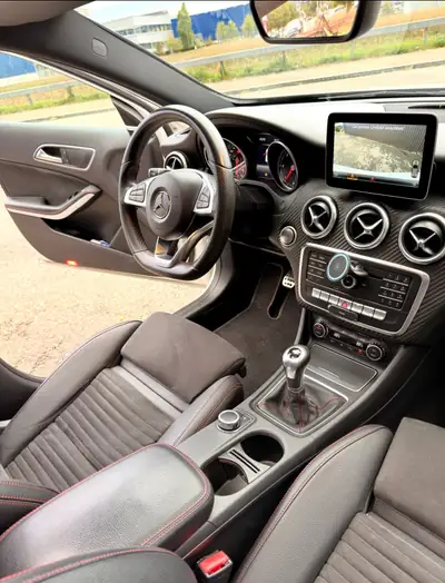 Mercedes-Benz A 200 d AMG Line — Diesel performant, première main, révisions à jour — côté