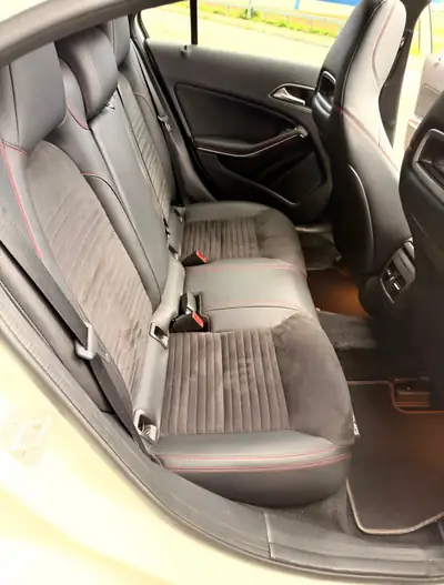 Mercedes-Benz A 200 d AMG Line — Diesel performant, première main, révisions à jour — tableau de bord
