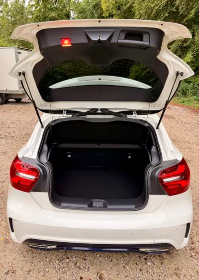 Mercedes-Benz A 200 d AMG Line — Diesel performant, première main, révisions à jour — Miniature 10