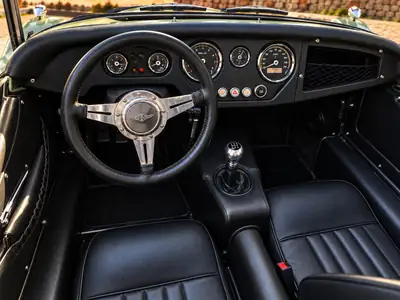 Morgan Plus 4 2.0 Swiss Pack — Roadster britannique d'exception, 9 800 km seulement — interior