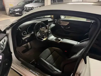 Mercedes-Benz C 300 AMG Line — Coupé sportif 272 ch, hybride essence, kilométrage modéré — dashboard