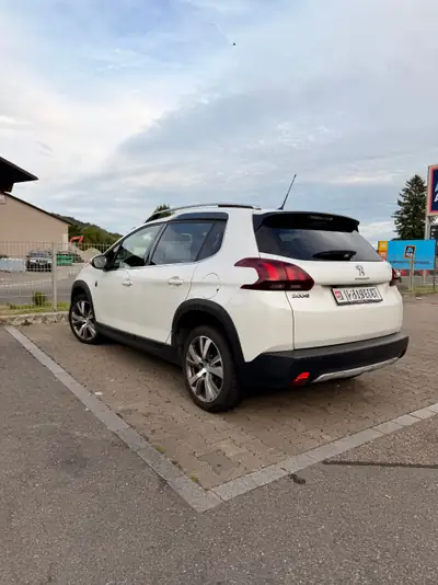 Peugeot 2008 1.2 PureTech 130 GT Line — SUV compact urbain, fiable et économe — côté