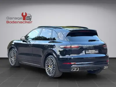 Porsche Cayenne Turbo 550 PS — SUV haute performance V8, frais d'entretien raisonnés — intérieur