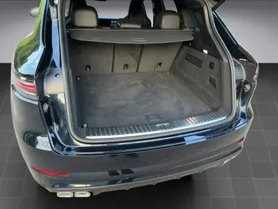 Porsche Cayenne Turbo 550 PS — SUV haute performance V8, frais d'entretien raisonnés — Miniature 18