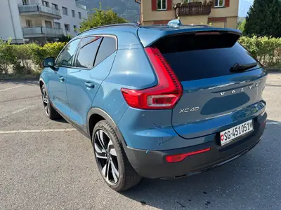 Volvo XC40 2.0 B4 MH Ultimate Dark — Hybride léger, 37 500 km seulement — vista posteriore