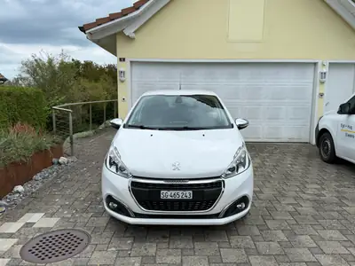 Peugeot 208 1.2 PureTech Allure — Citadine fiable, entretien récent, Apple CarPlay — side view