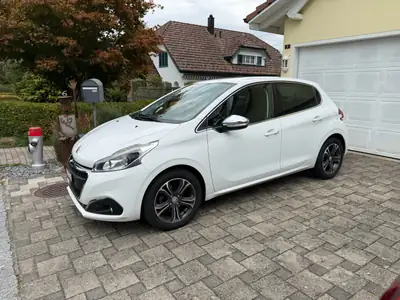 Peugeot 208 1.2 PureTech Allure — Citadine fiable, entretien récent, Apple CarPlay — exterior view