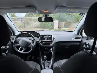 Peugeot 208 1.2 PureTech Allure — Citadine fiable, entretien récent, Apple CarPlay — detail