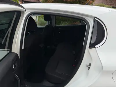 Peugeot 208 1.2 PureTech Allure — Citadine fiable, entretien récent, Apple CarPlay — interior