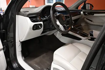Porsche Macan 2.0 — SUV sportif, première main, 77'000 km, état impeccable — rear view
