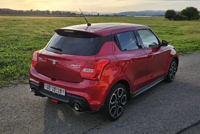 Suzuki Swift 1.4 T Sport Compact Top — Citadine dynamique, 86 000 km, sans accident — fianco