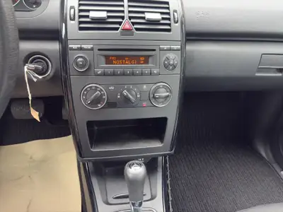 Mercedes-Benz Classe A 160 — Automatique, sécurité et confort urbain — Miniatura 12