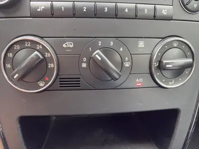 Mercedes-Benz Classe A 160 — Automatique, sécurité et confort urbain — Miniatura 13