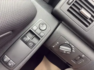 Mercedes-Benz Classe A 160 — Automatique, sécurité et confort urbain — Miniatura 15