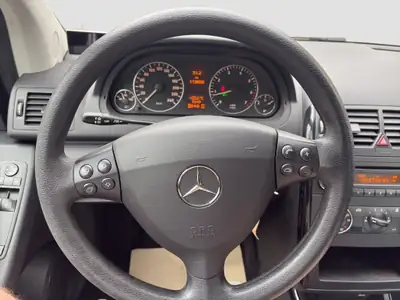 Mercedes-Benz Classe A 160 — Automatique, sécurité et confort urbain — Miniatura 14
