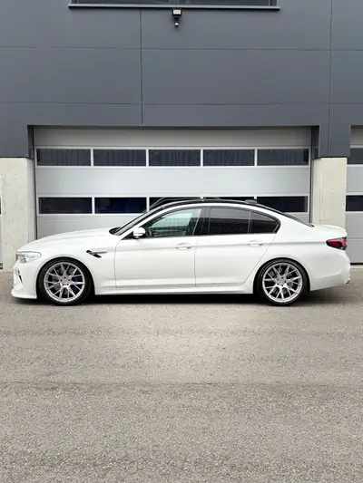 BMW M5 xDrive 2019 — Berline haute performance, 599 ch et transmission intégrale — côté