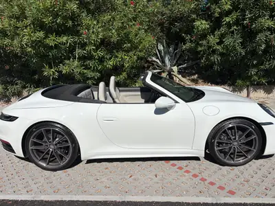 Porsche 911 Carrera 4 Cabriolet — 385 ch, Traction intégrale, Très faible kilométrage — fianco