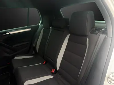 VW Golf 2.0 TSI R 4Motion — Sportive polyvalente 270 ch, transmission intégrale — Miniatura 13