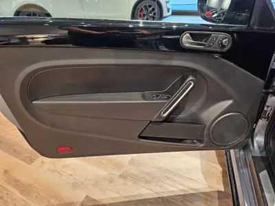 VW Beetle Cabriolet 2.0 TSI R-Line — Décapotable sportive rare avec 220 ch et jantes 20 pouces — Thumbnail 18
