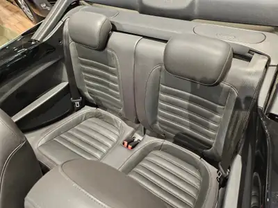 VW Beetle Cabriolet 2.0 TSI R-Line — Décapotable sportive rare avec 220 ch et jantes 20 pouces — Thumbnail 23