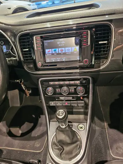 VW Beetle Cabriolet 2.0 TSI R-Line — Décapotable sportive rare avec 220 ch et jantes 20 pouces — Thumbnail 27