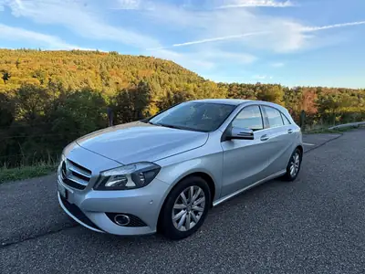 Mercedes-Benz A 180 Style — Citadine premium affichée à 85 000 km, service frais — exterior view