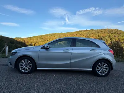 Mercedes-Benz A 180 Style — Citadine premium affichée à 85 000 km, service frais — side view