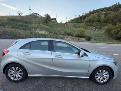 Mercedes-Benz A 180 Style — Citadine premium affichée à 85 000 km, service frais — rear view