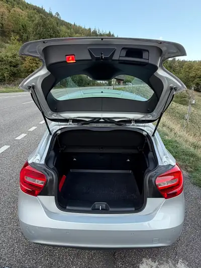 Mercedes-Benz A 180 Style — Citadine premium affichée à 85 000 km, service frais — interior