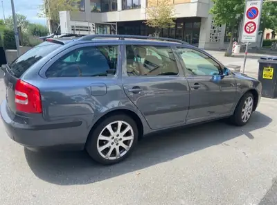 Skoda Octavia 1.8 T-FSI — Berline break familiale, moteur turbo performant — exterior view