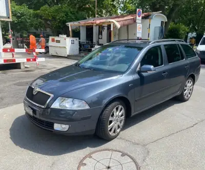 Skoda Octavia 1.8 T-FSI — Berline break familiale, moteur turbo performant — rear view