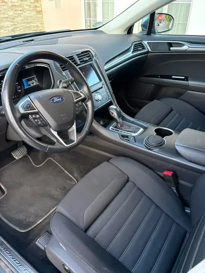 Ford Mondeo Hybride 2022 — Élégance et efficacité énergétique, 61 000 km seulement — Armaturenbrett