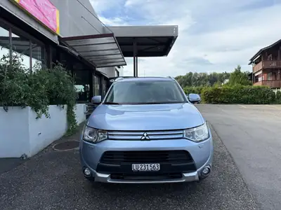 Mitsubishi Outlander PHEV Navigator — SUV hybride rechargeable 4WD, 121'580 km, sans sinistre — vue extérieure
