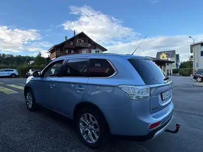 Mitsubishi Outlander PHEV Navigator — SUV hybride rechargeable 4WD, 121'580 km, sans sinistre — intérieur